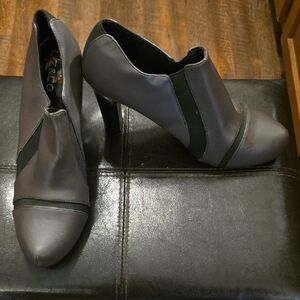 Liz & Co. Gray and Black Heeled Boots